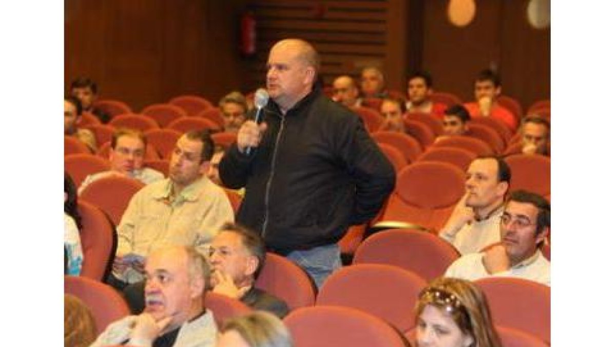 Juan Arias durante la asamblea en la que anuncio su marcha de la presidencia del club