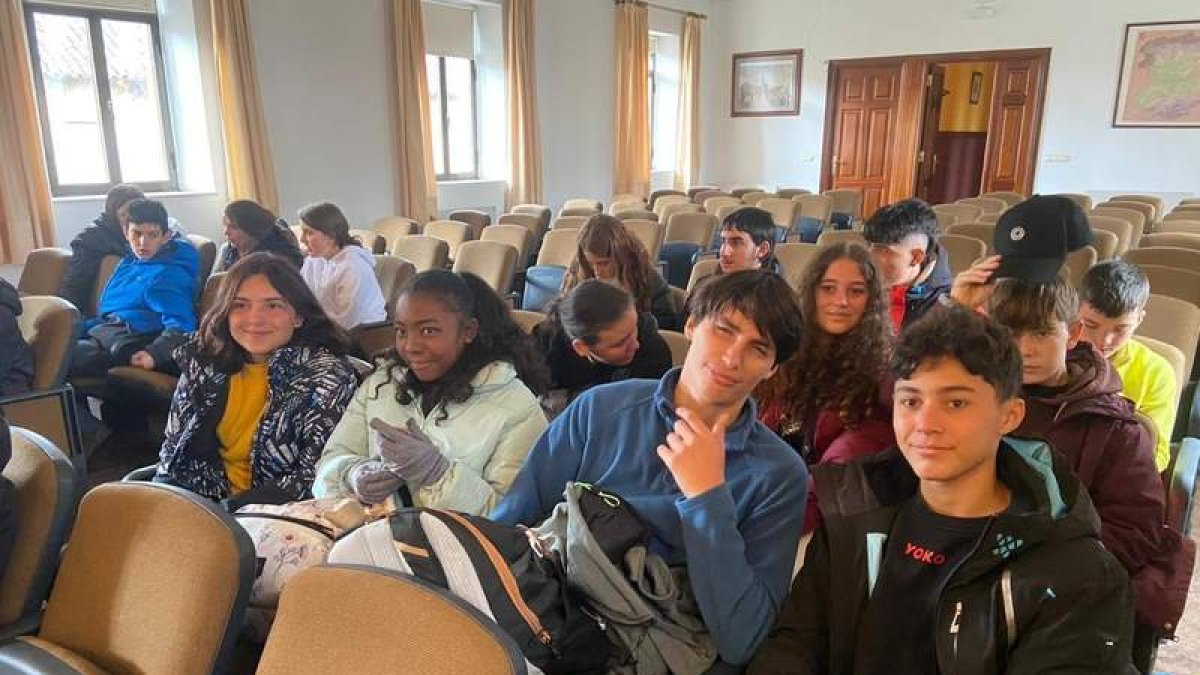 Los alumnos de Isla Reunión en el Ayuntamiento de Boñar. CAMPOS