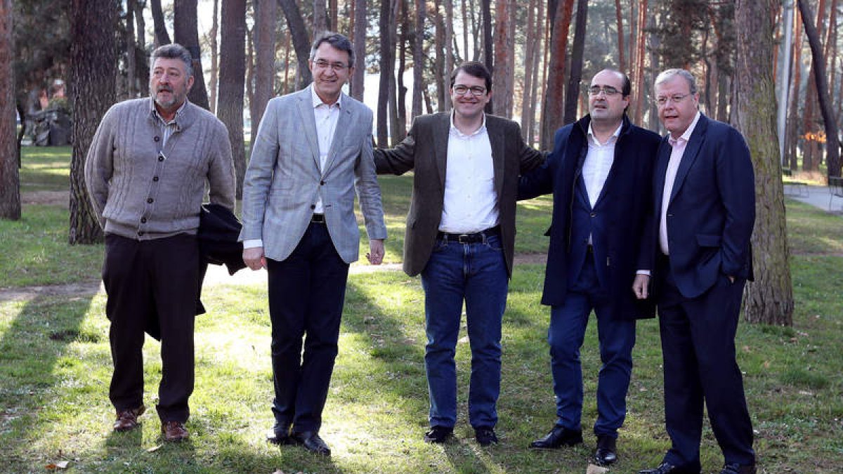 Ángel Calvo, Majo, Mañueco, Morala y el alcalde de León, Antonio Silván, en el parque del Temple. AFB