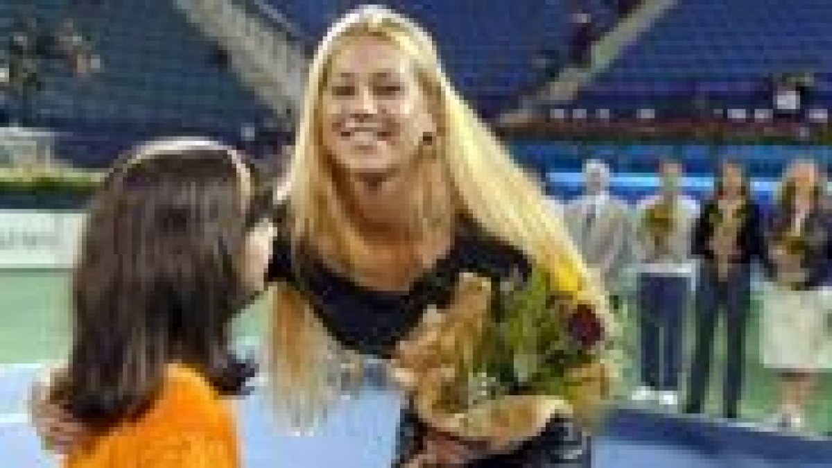Kournikova besa a un niño durante un partido en los Emiratos Árabes