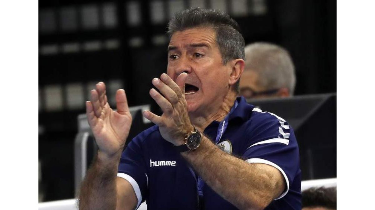 El leonés Manolo Cadenas, al frente de Argentina en el último Mundial de balonmano. SRDJAN SUKI