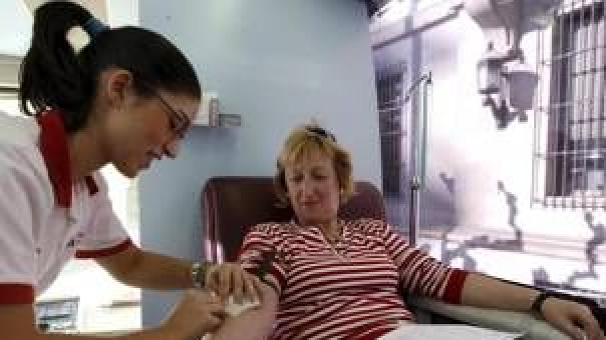 Una trabajadora de la subdelegación dona sangre en la unidad móvil