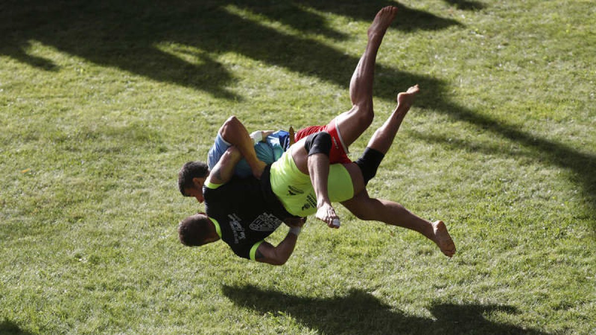Un lance del combate entre Adrián Rodríguez y Moisés Vega en la categoría de medios. JESÚS F. SALVADORES