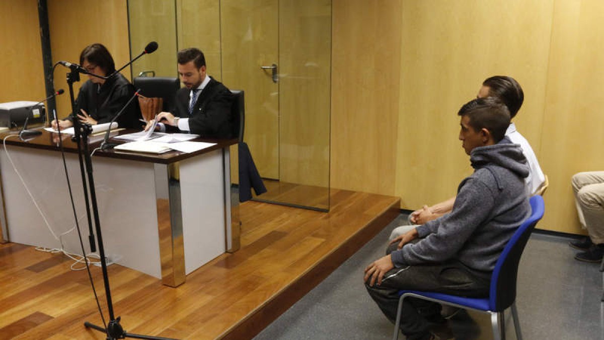 Los dos jóvenes acusados de matar a 79 lechones durante el juicio celebrado ayer. CARLOS BARBA