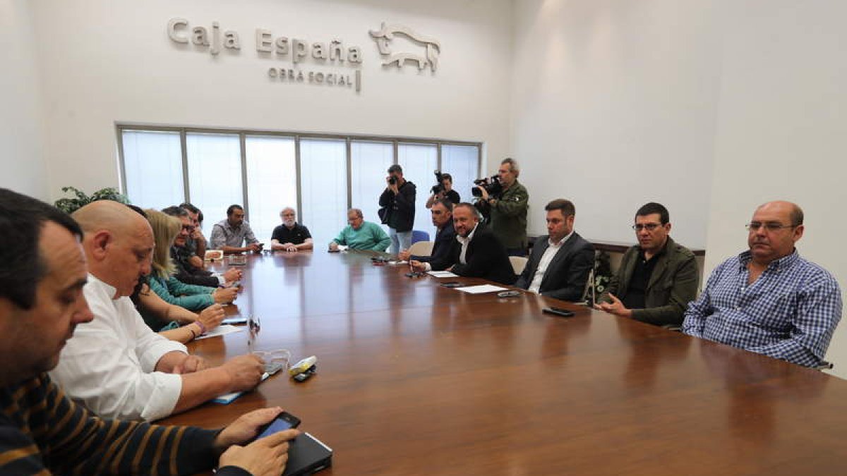 La llamada Mesa de la Energía se reunió ayer en el Centro Cultural Río Selmo de Ponferrada. DE LA MATA