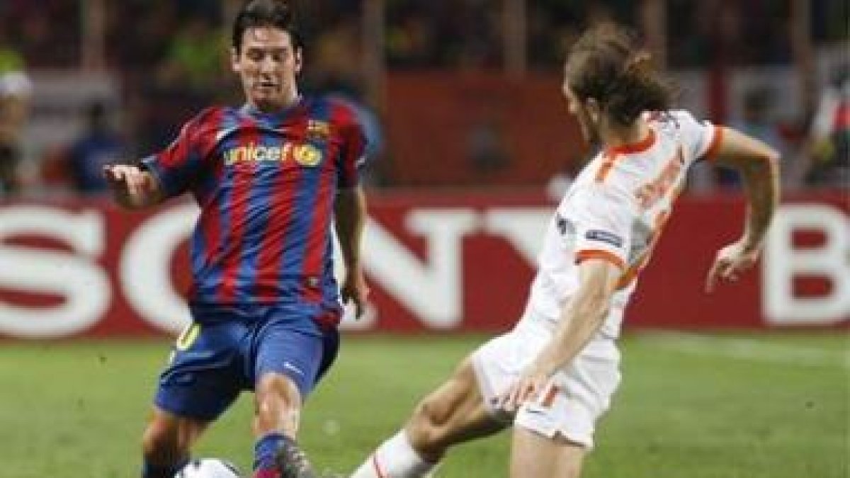 Leo Messi lucha por el balón con el futuro barcelonista Dmytro Chygrynskiy.