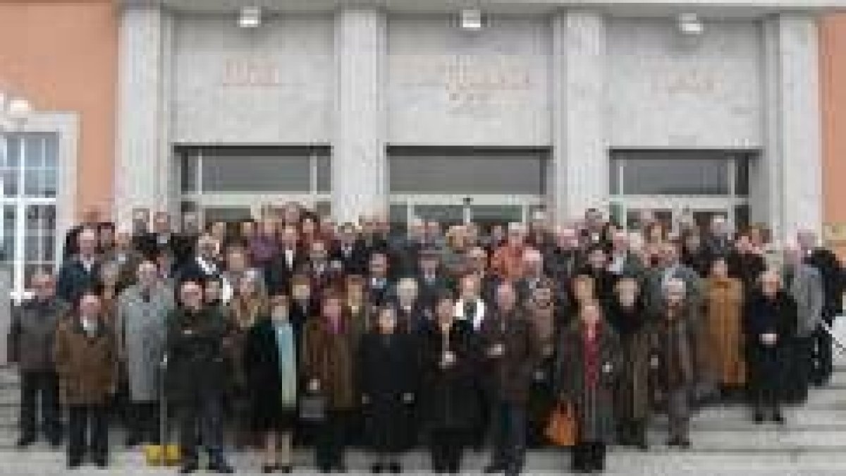 Los antiguos trabajadores y sus parejas, en la foto de familia ante el Hotel Ponferrada Plaza