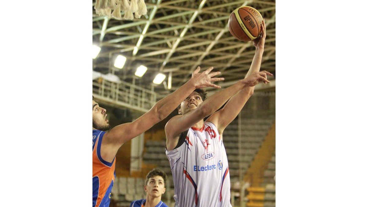 Sergio se mostró consistente bajo aros. SECUNDINO PÉREZ