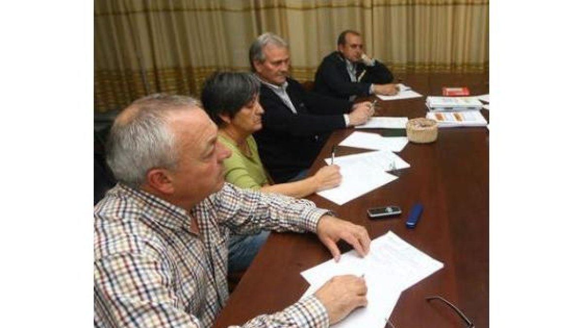 En primer término, los alcaldes de Barjas, Vega y Corullón.