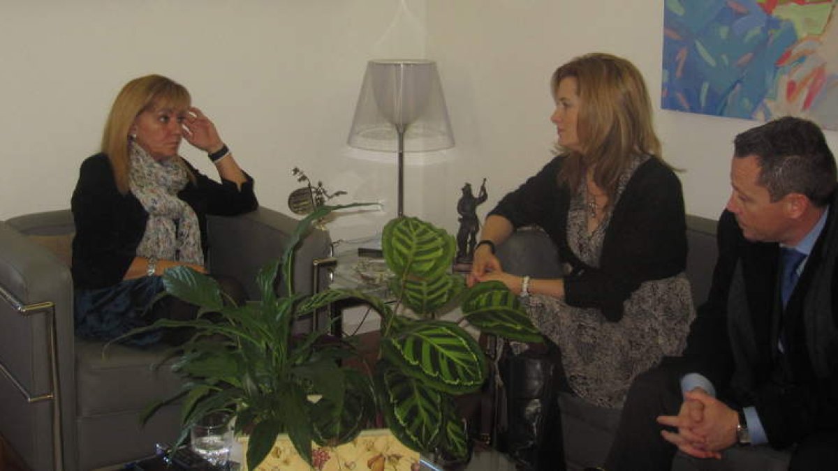 Isabel Carrasco conversa con Mireya Pigere, alcaldesa de Santovenia de la Valdoncina.