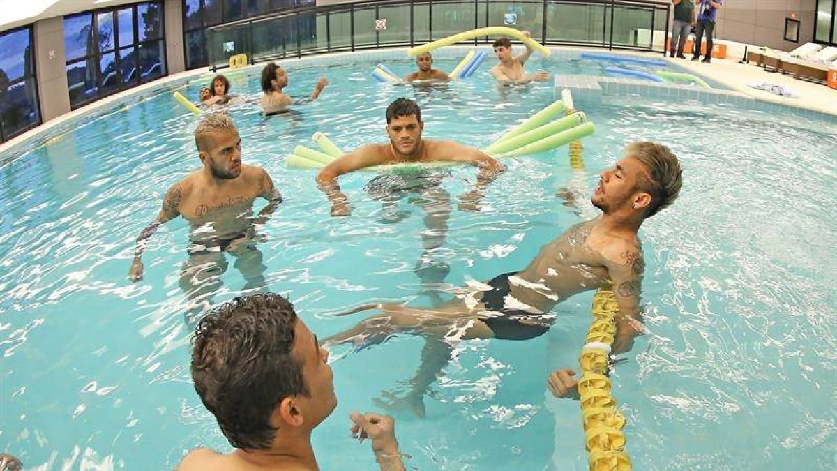 Sesión de entrenamiento regenerativo en la piscina de la Granja Comary, en Teresópolis.