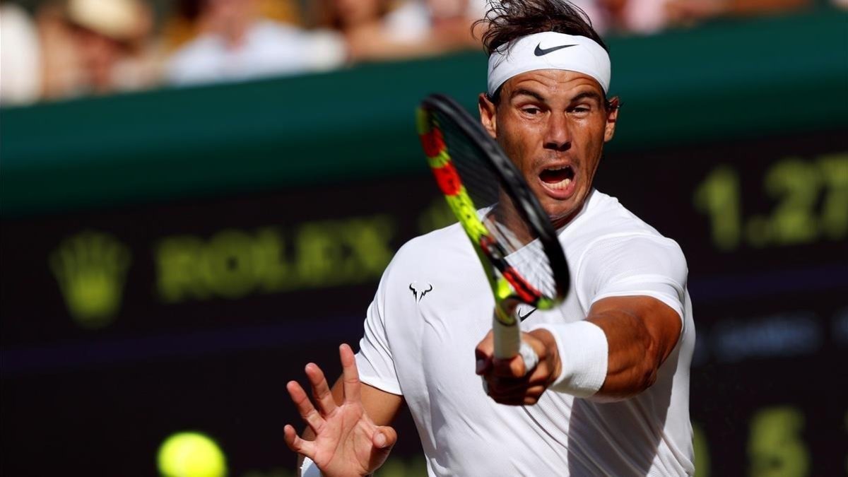 Nadal conecta un golpe en la semifinal ante Federer.