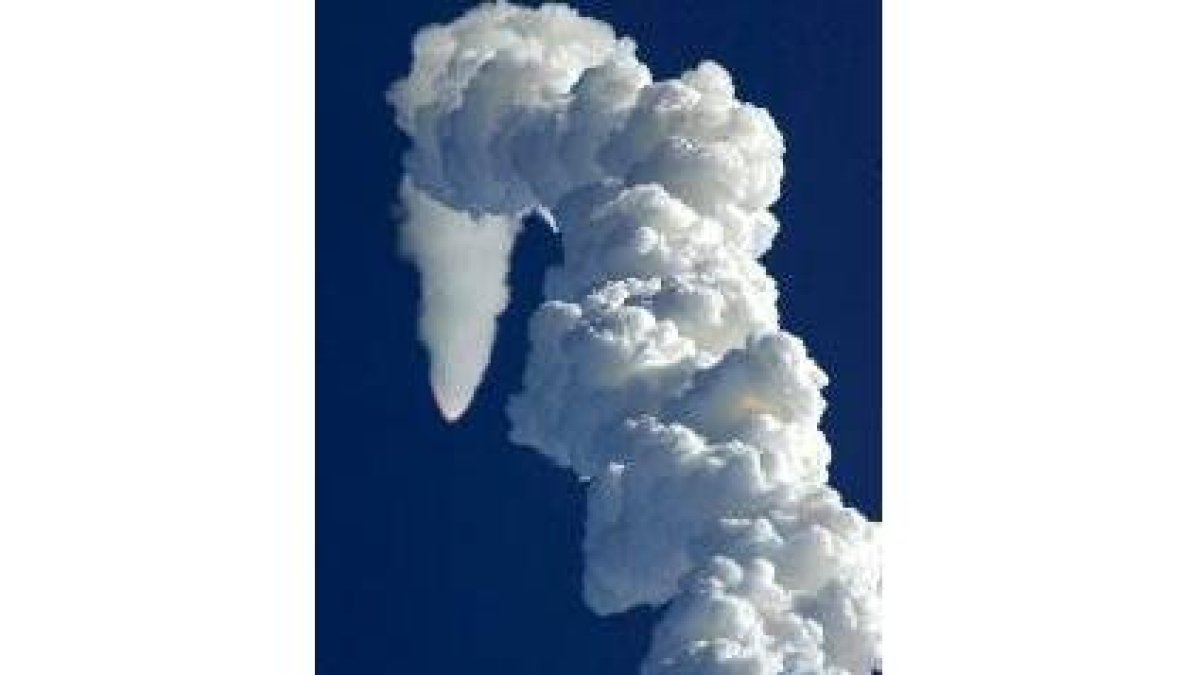 El transbordador Columbia se desintegró al entrar en la atmósfera
