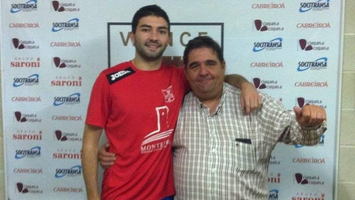 Iago Beceiro con José Manuel Zubiela, presidente del Verín, en su presentación.