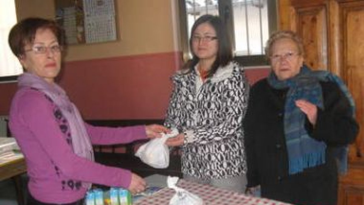 Un nutrido grupo de gente colaboró ayer en el reparto del bocata solidario en favor del Tercer Mundo
