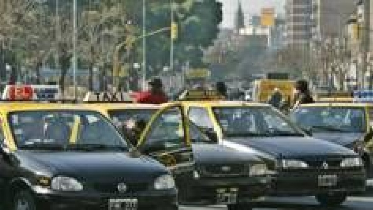 Un grupo de taxistas protestan por el cierre de las gasolineras con motivo de la ola de frío