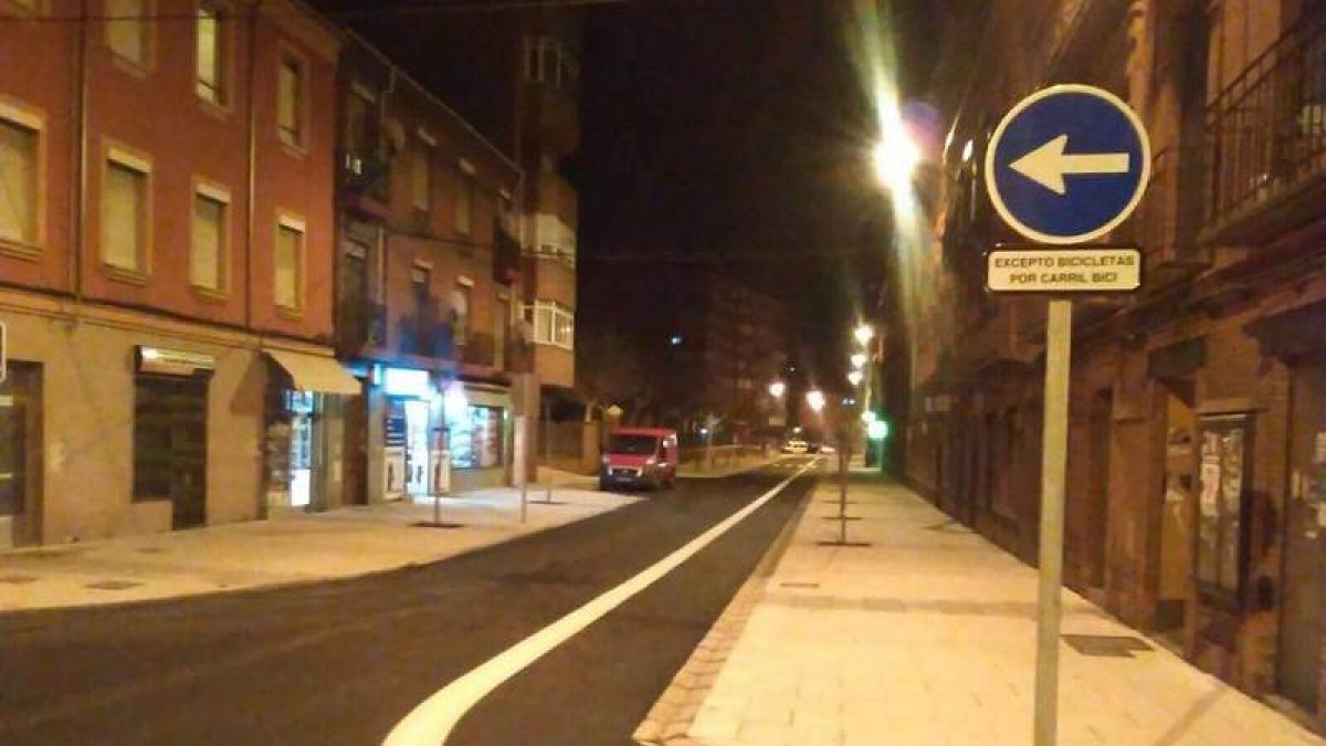 Imagen de la calle Astorga tras la reforma y su transformación a bulevar. DL