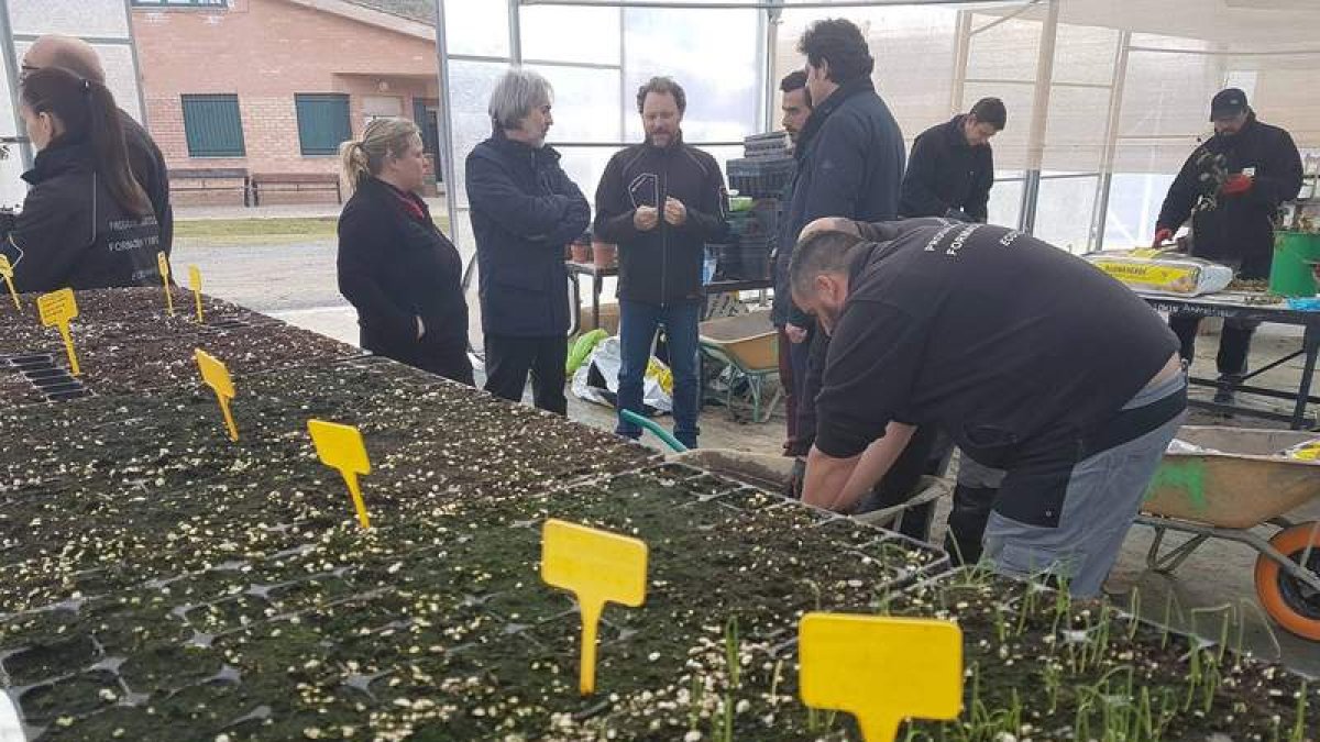 El alcalde, Manuel García, y el edil Miguel Ángel Díaz de Celis visitaron a los alumnos de Ecoterra. DL