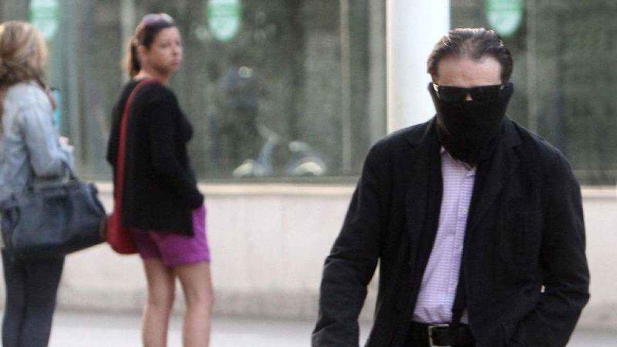 Francisco Javier Delgado, hermano de Miguel Carcaño, a su llegada a la Audiencia Provincial de Sevilla.