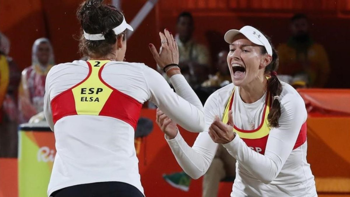Liliana Fernández y Elsa Baquerizo se abrazan en su partido bajo la lluvia ante las brasileñas Ágatha y Bárbara en Copacabana.
