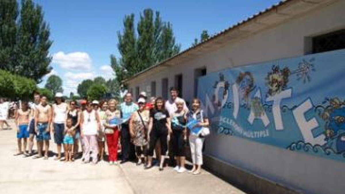 Las autoridades posan con la pancarta de la campaña tras la inauguración de la actividad.