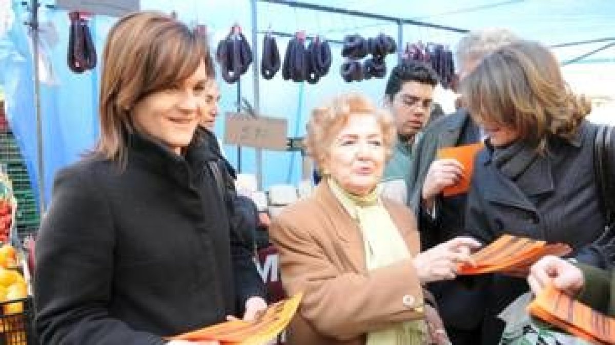 Ana Guada y Teresa González, en un momento del reparto de los folletos, ayer, en el mercado de Colón