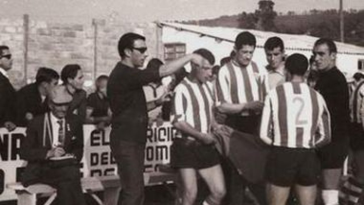 El cronista Victorino Rivera Merayo toma notas. Entre el grupo de jugadores, el portero Nino Cubelos