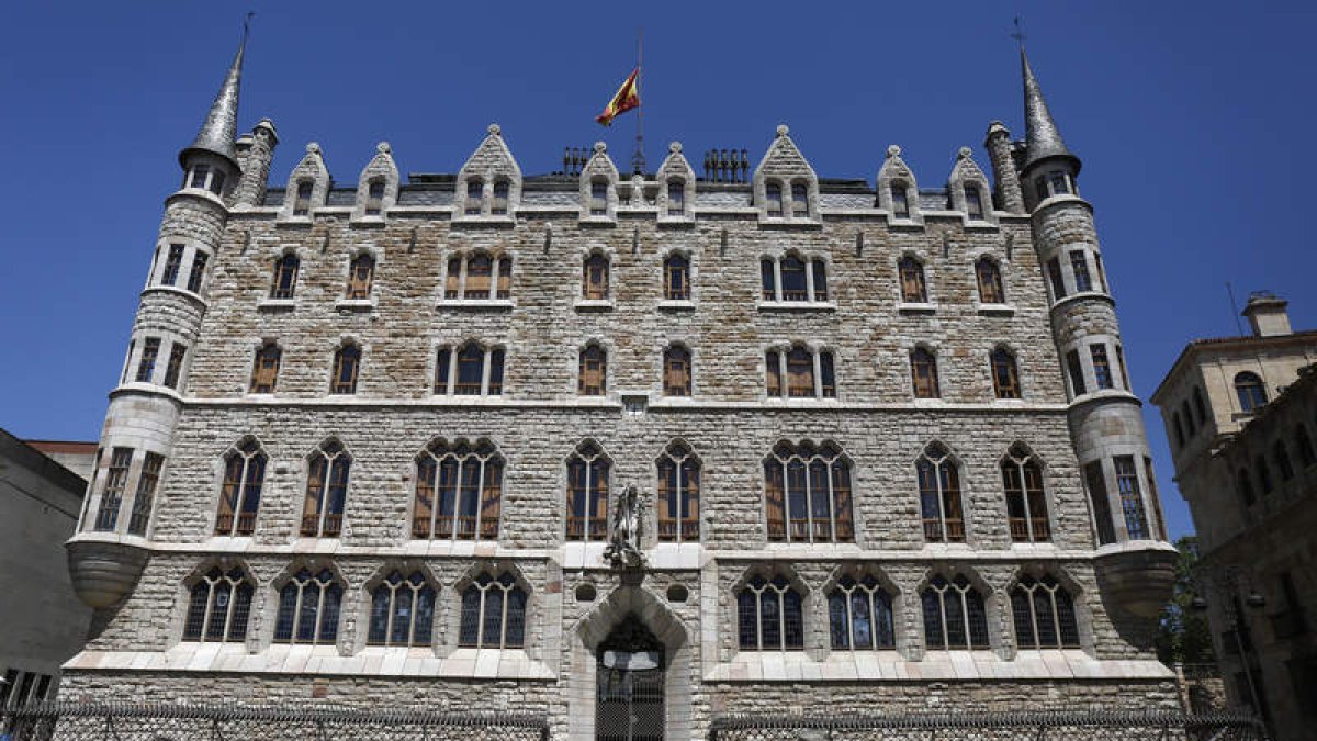 El edificio de Botines, sede de Fundos, que exige la reintegración de un abultado patrimonio . FERNANDO OTERO