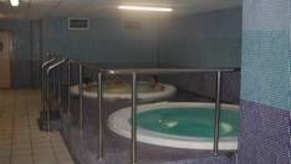 Varios socios disfrutan de una reparadora sauna
