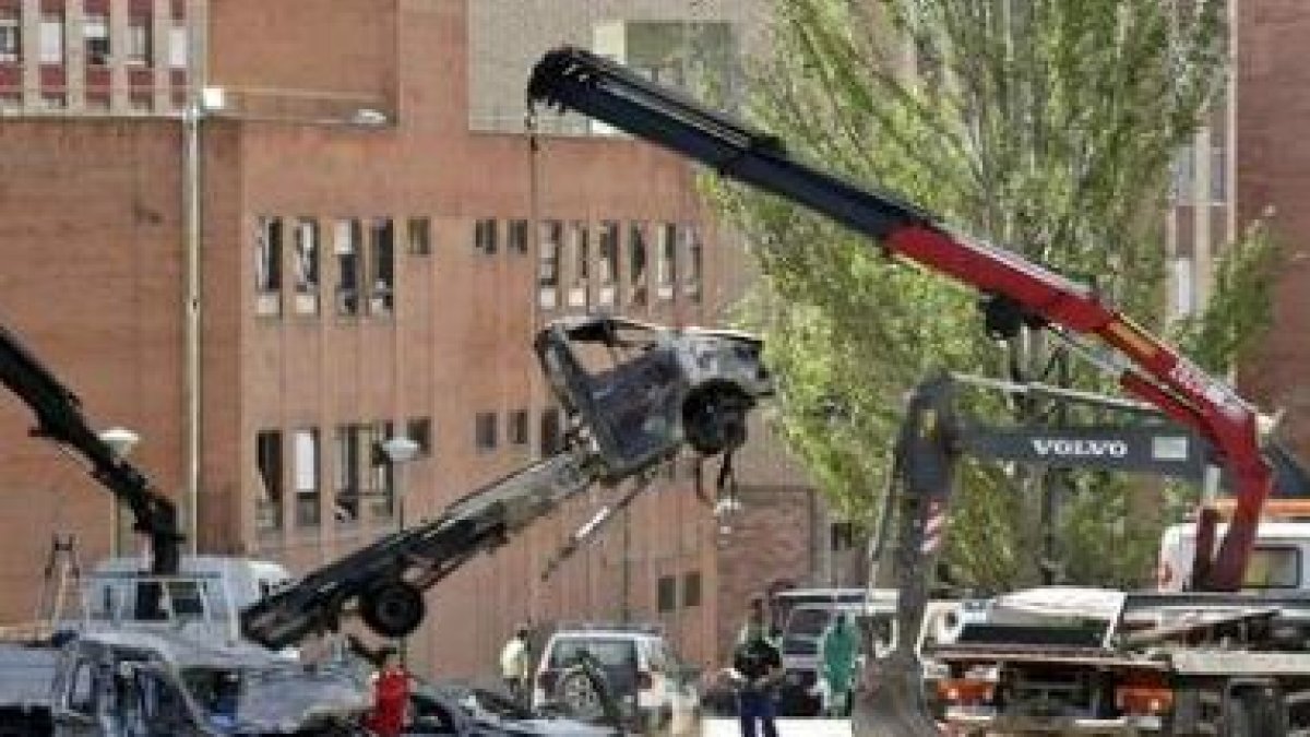 Los operarios recogen los restos del atentado.