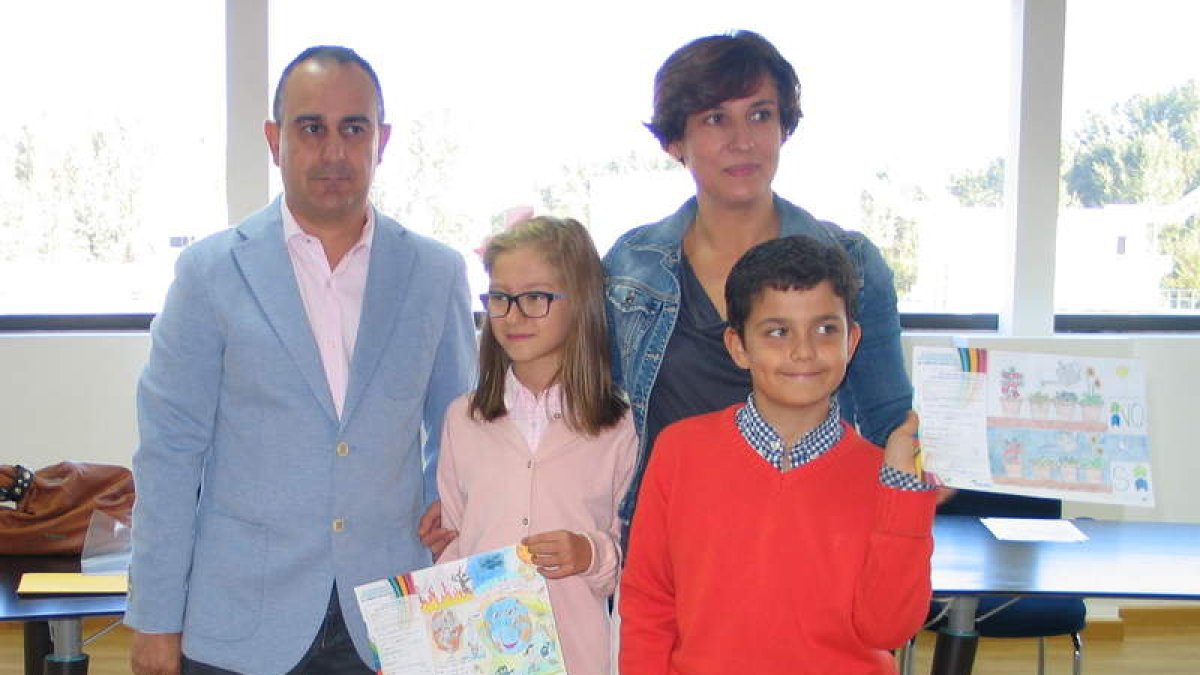 Los niños premiados con Cristina López y Jesús Rodríguez.