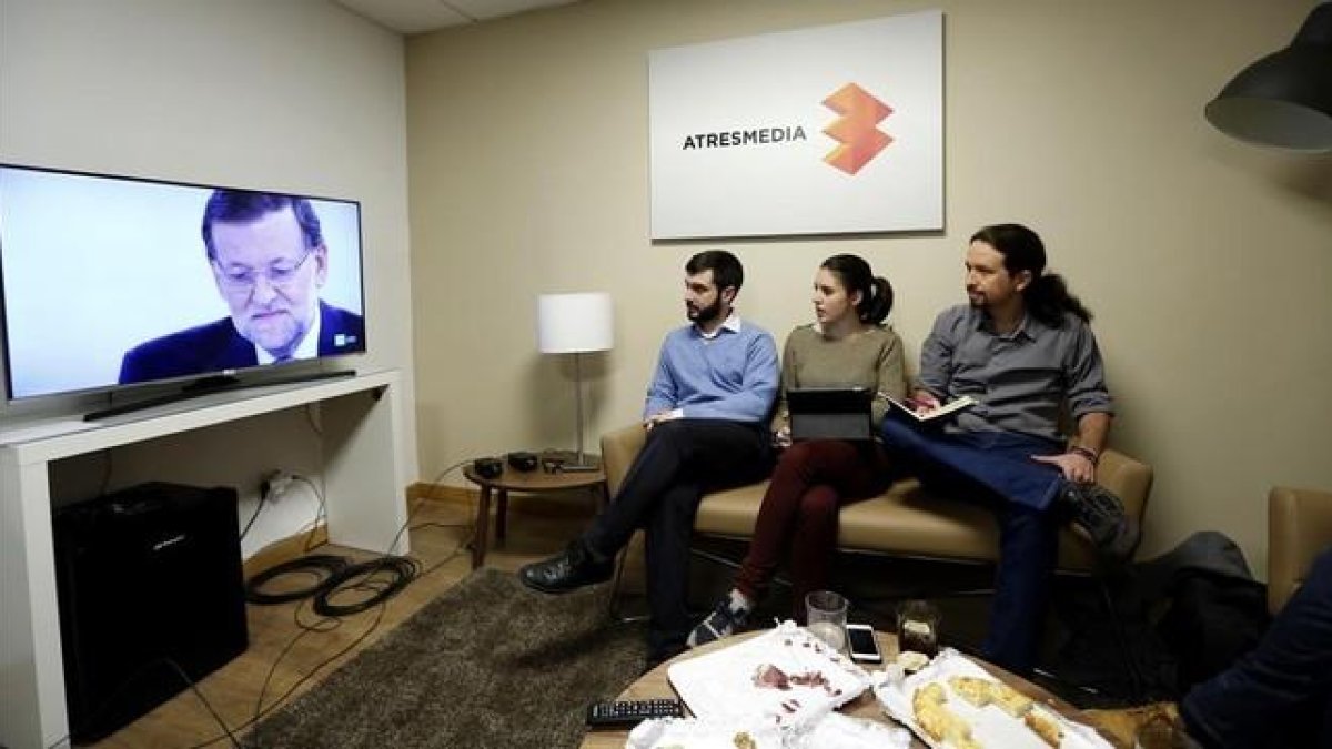 El líder de Podemos, Pablo Iglesias, siguiendo el cara a cara entre Pedro Sánchez y Mariano Rajoy.