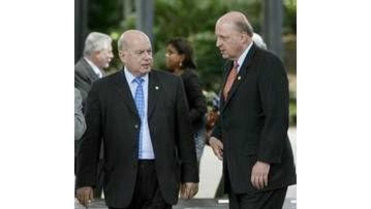Insulza conversa con el representante americano, Negroponte