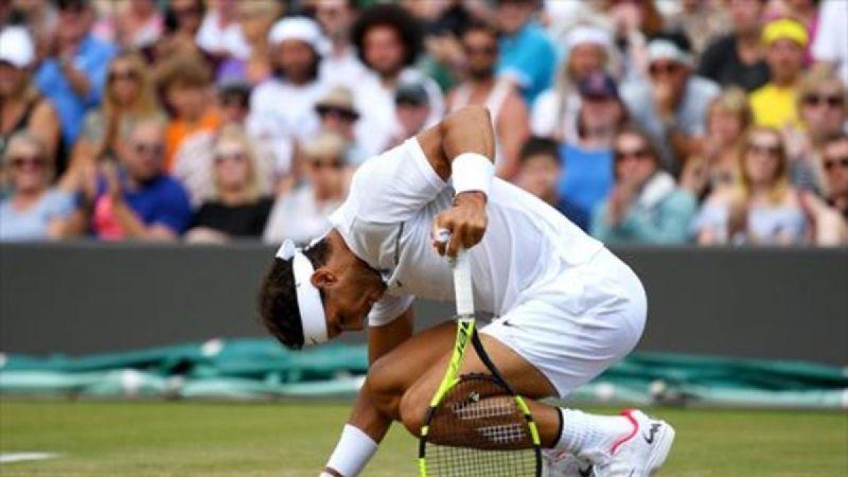 Nadal se lamenta, en un juego del largo partido que disputó ayer ante Muller en Londres.