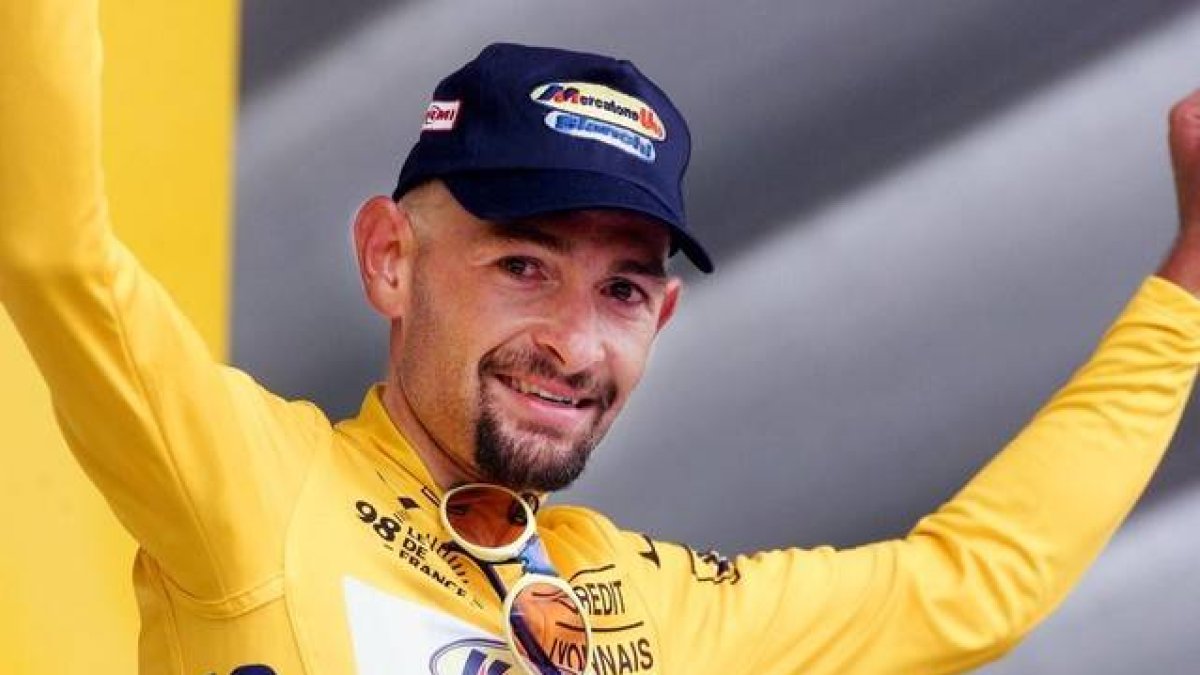 Marco Pantani, en el podio del Tour de Francia, el 1 de agosto de 1998.