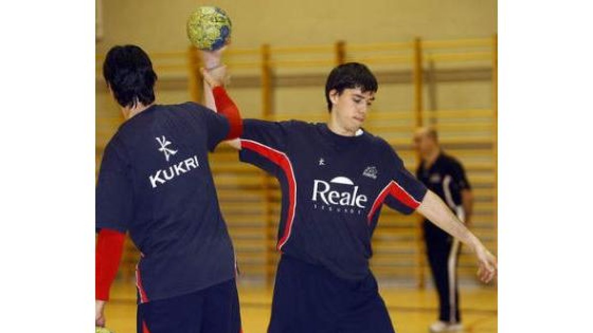 Aguirrezabalaga y al fondo Jordi Ribera.