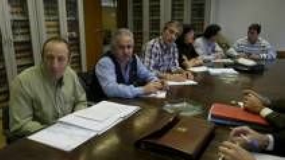 Los trabajadores del Hospital San Juan de Dios, durante su reunión con Francisco Javier Otazu
