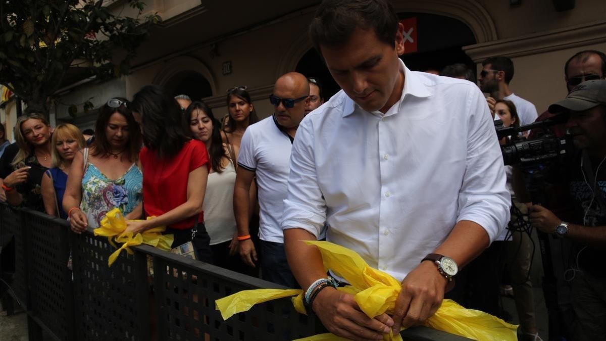 Arrimadas y Rivera retiran lazos amarillos en Alella. /