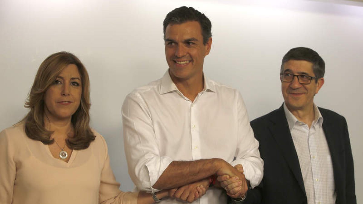 Susana Diaz, Pedro Sánchez y Patxi López, posan para los medios en la sede de Ferraz, tras conocerse los resultados. JAVIER LIZÓN