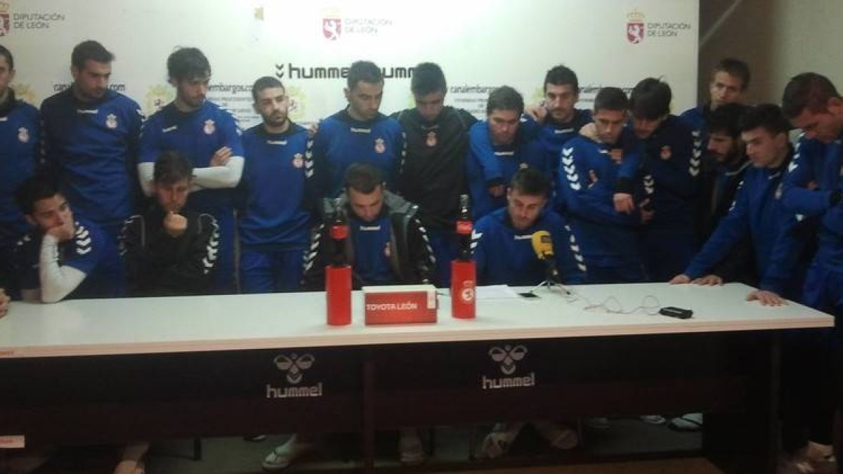La plantilla de la Cultural hoy, denunciando su situación