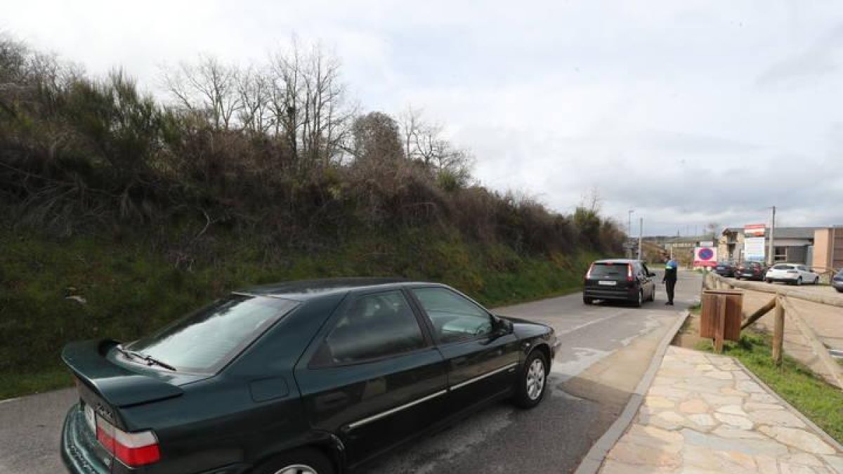 Automóviles de turistas ayer, en la entrada de la población de Las Médulas.