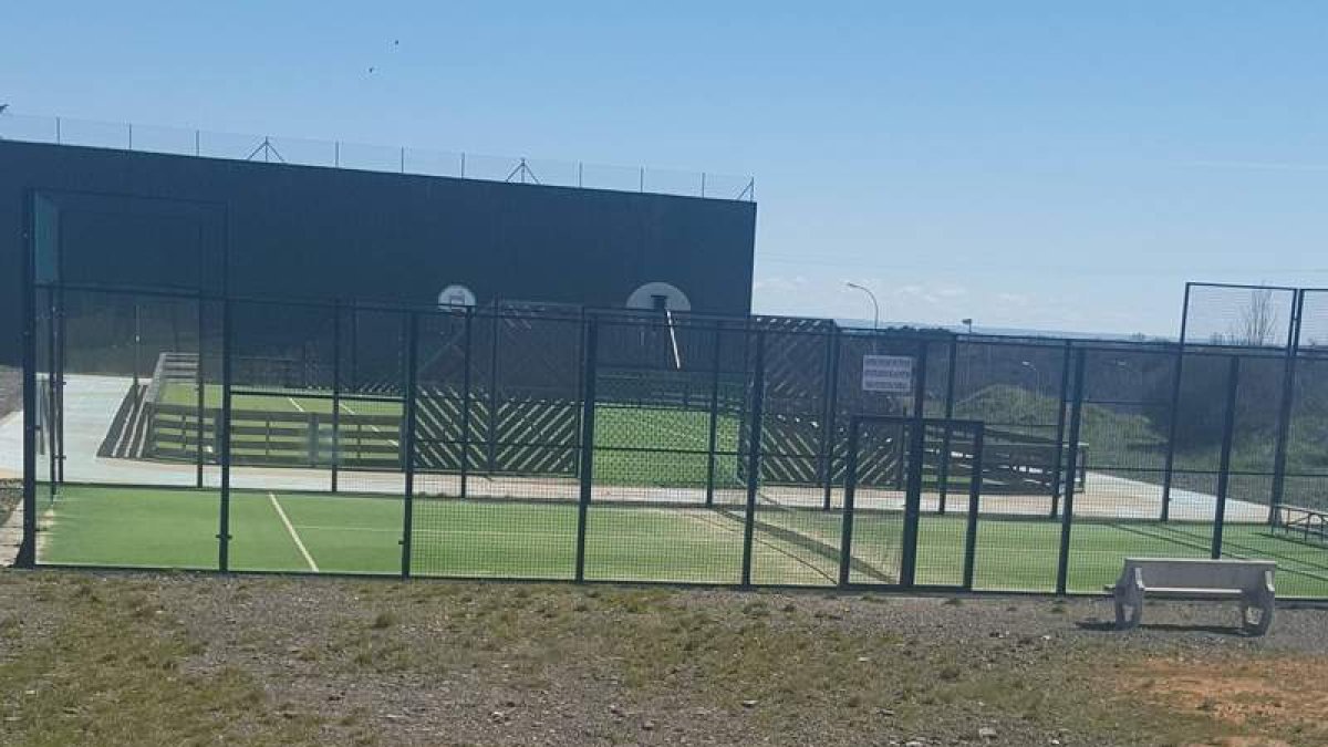 Los cristales de la pista de pádel se han roto en varias ocasiones. DL