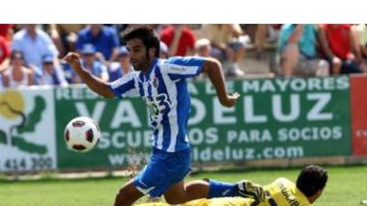 La salida de Del Olmo mejoró el juego de la Deportiva pero no fue suficiente para remontar.