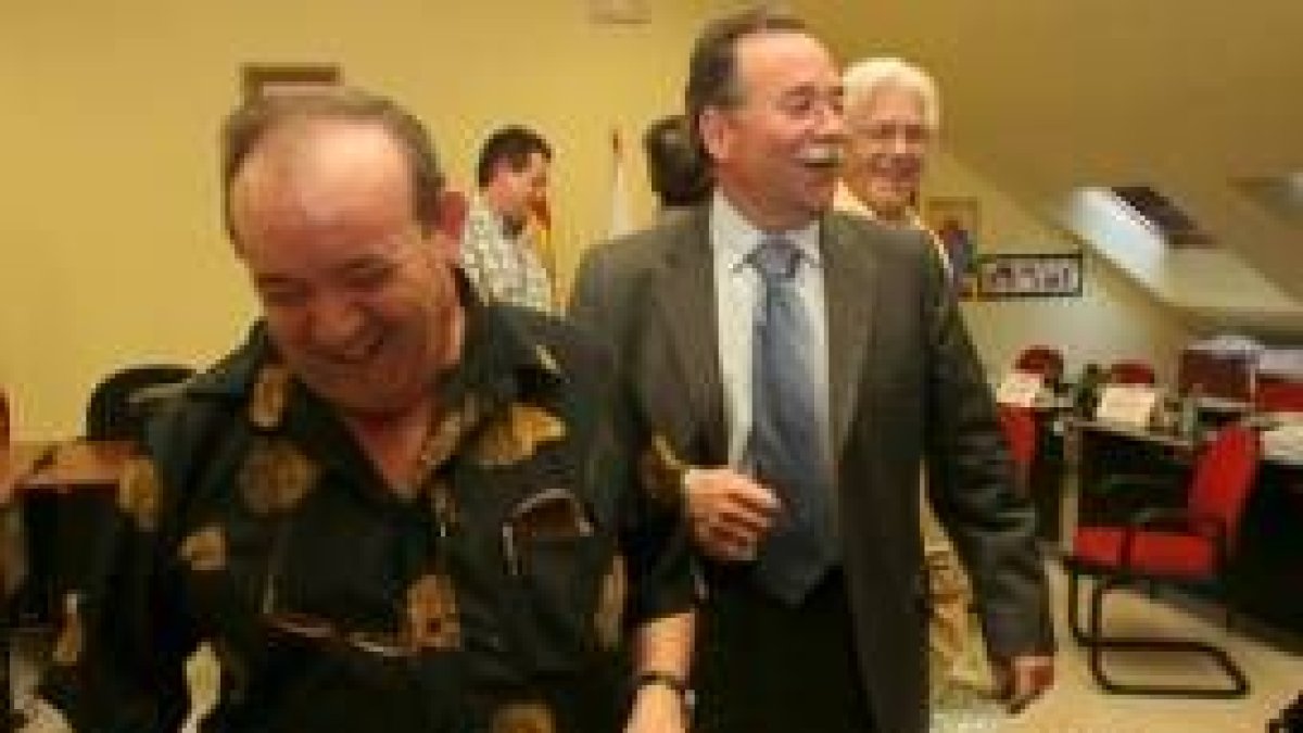 Ricardo González Saavedra, al término del Pleno, tras el portavoz socialista saliente Laudino García