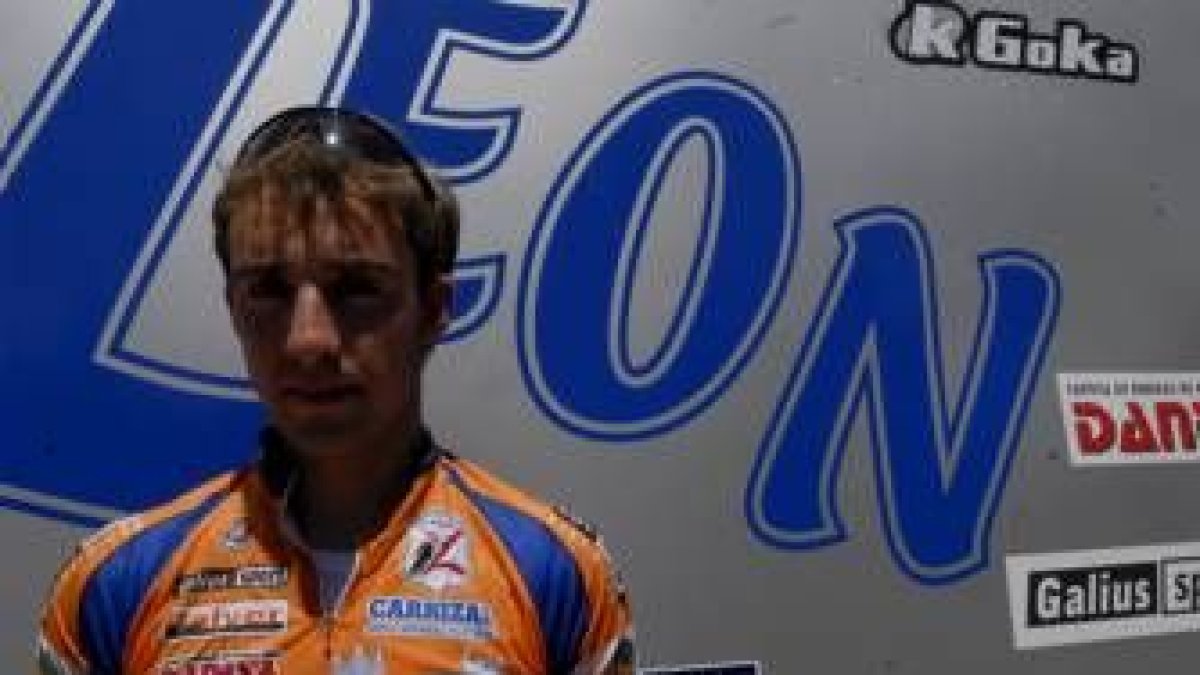 Adrián Mateos posa frente al autobús del Diputación de León