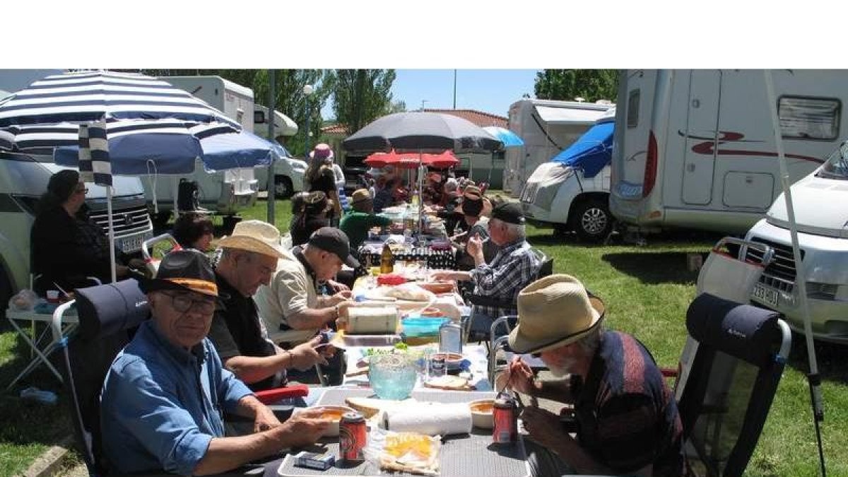 El grupo de amantes de las autocaravanas, degustando una olla ferroviaria. CAMPOS
