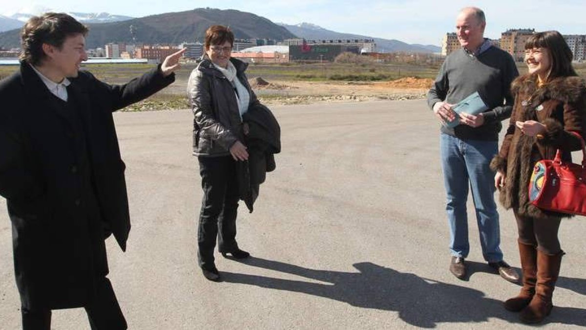 Samuel Folgueral, a la izquierda, indica a la delegación de Irlanda por dónde discurrirá la carrera del Mundial de Ponferrada.