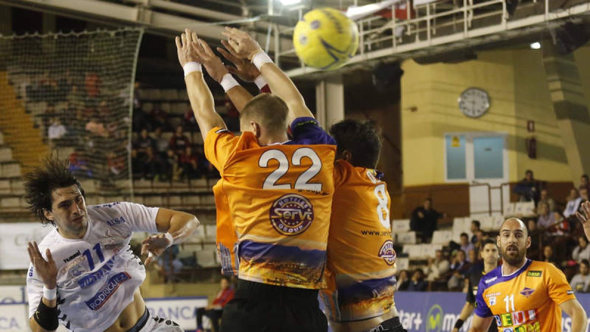 El lateral argentino Fede Vieyra, máximo goleador del equipo leonés junto con Leo Santos, supera la defensa del Benidorm para marcar uno de sus tantos
