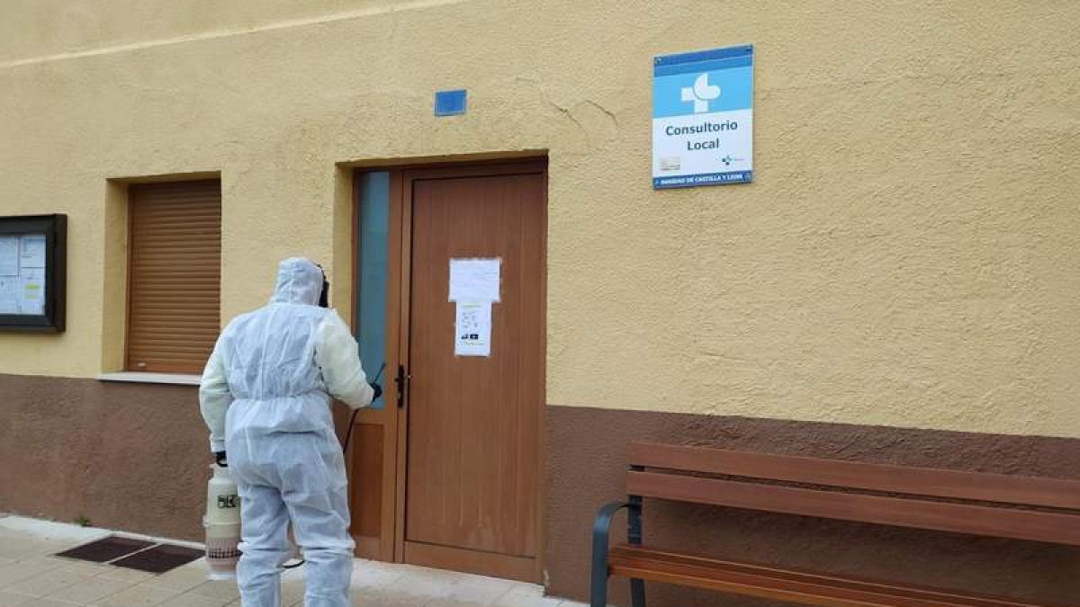 Desinfección del consultorio médico de Cuadros.