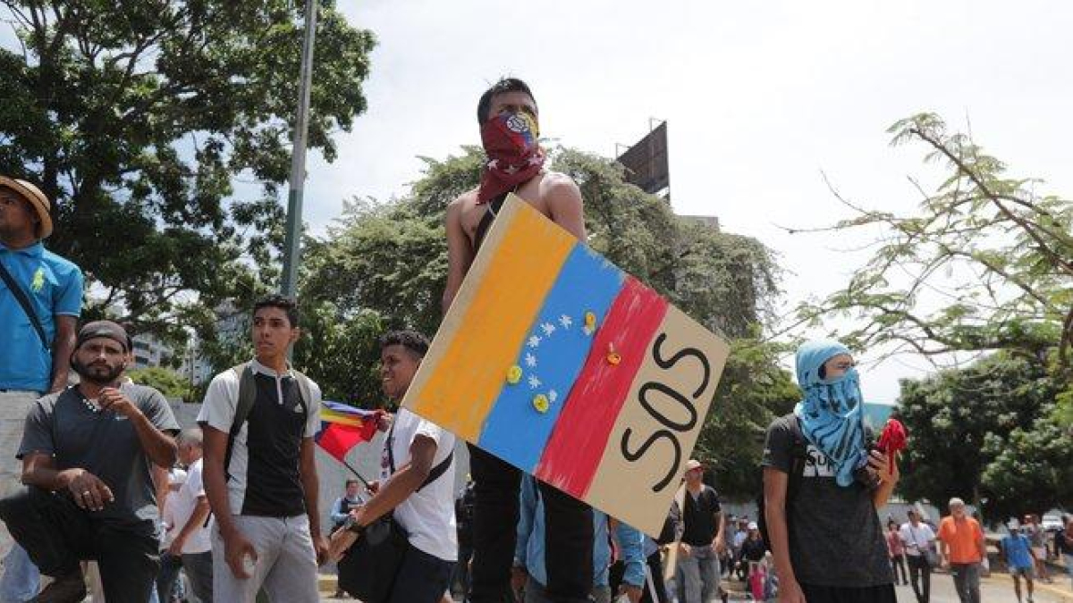 Opositores participan en una manifestacion en las calles de Caracas, Venezuela.